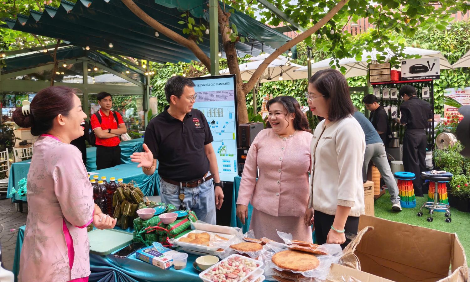 Hoạt động giao thương sôi nổi diễn ra tại các gian hàng trưng bày Phiên chợ Quê 2026