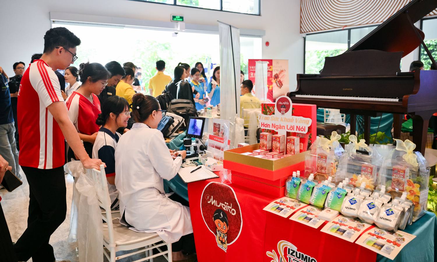 Các gian hàng trưng bày mang đến nhiều sản phẩm dịch vụ và trải nghiệm mới mẻ